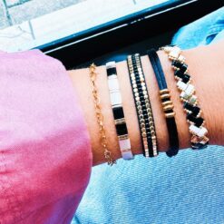 Alternative view of Elastiek armbandje met 3 hartjes bedeltjes - zwart/goud