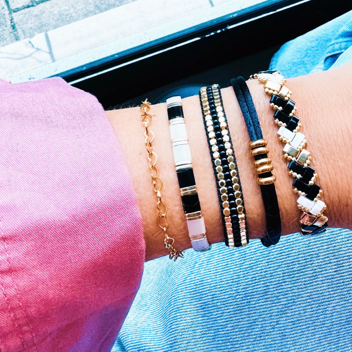 Elastiek armbandje met 3 hartjes bedeltjes - zwart/goud - Afbeelding 2