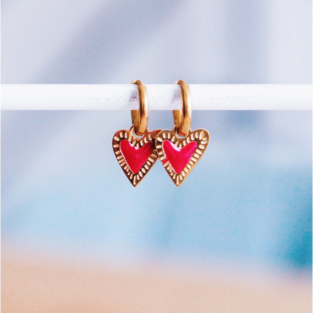 Roestvrijstalen hoepel oorbellen met fantasyhart - felroze/goud