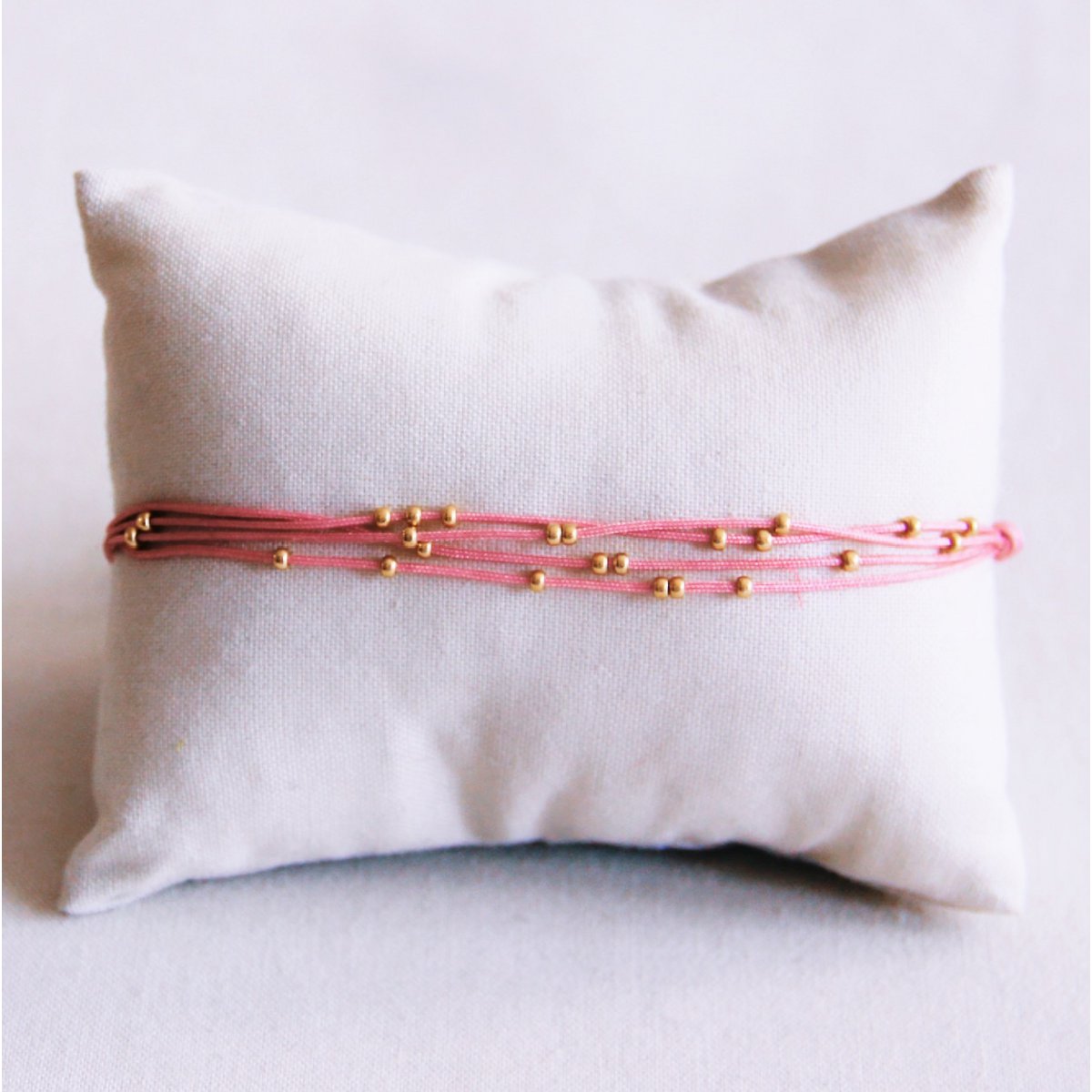 Viervoudige satijnen armband met kralen - roze - Afbeelding 2