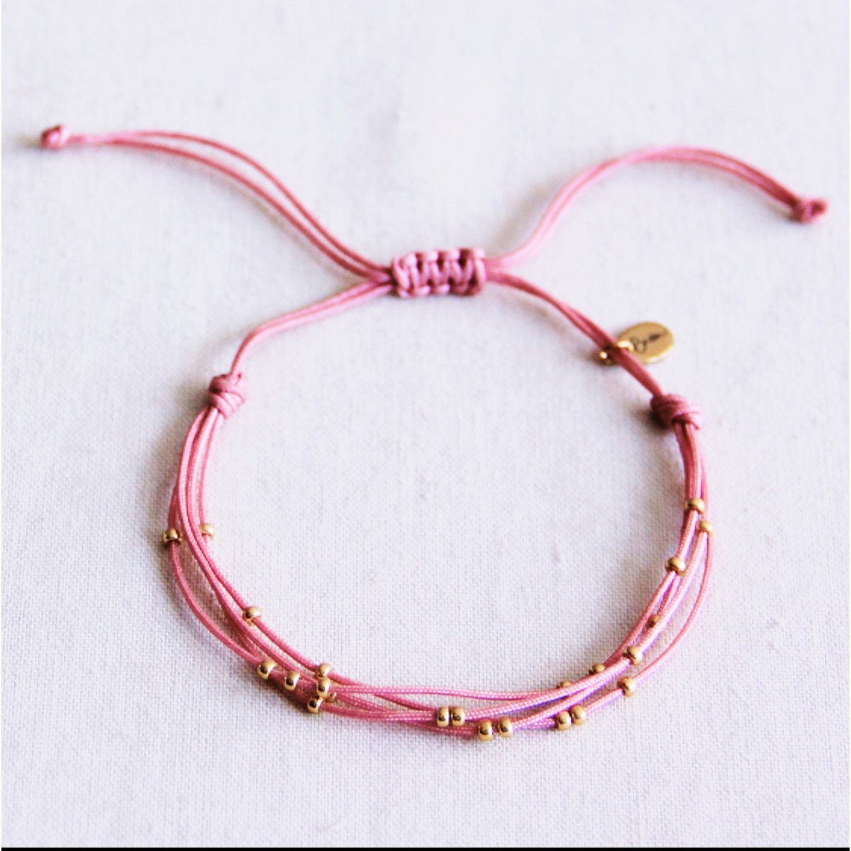 Viervoudige satijnen armband met kralen - roze