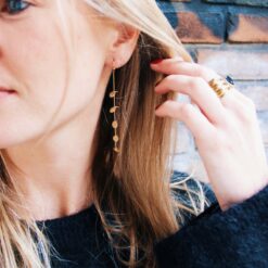 Alternative view of Fijne draad oorbel 'bladeren'