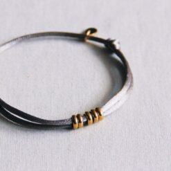FW105 - Satijnen armband met ringen - taupe / goud