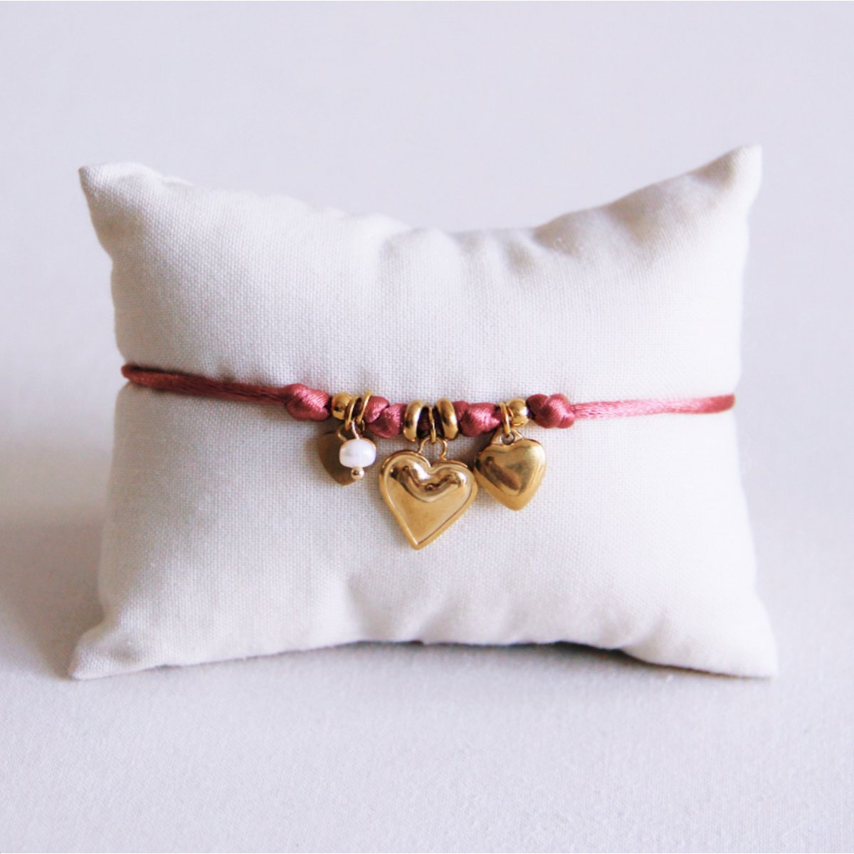 Satijnen bedelarmband met harten en kleine parel - stoffig roze - Afbeelding 2