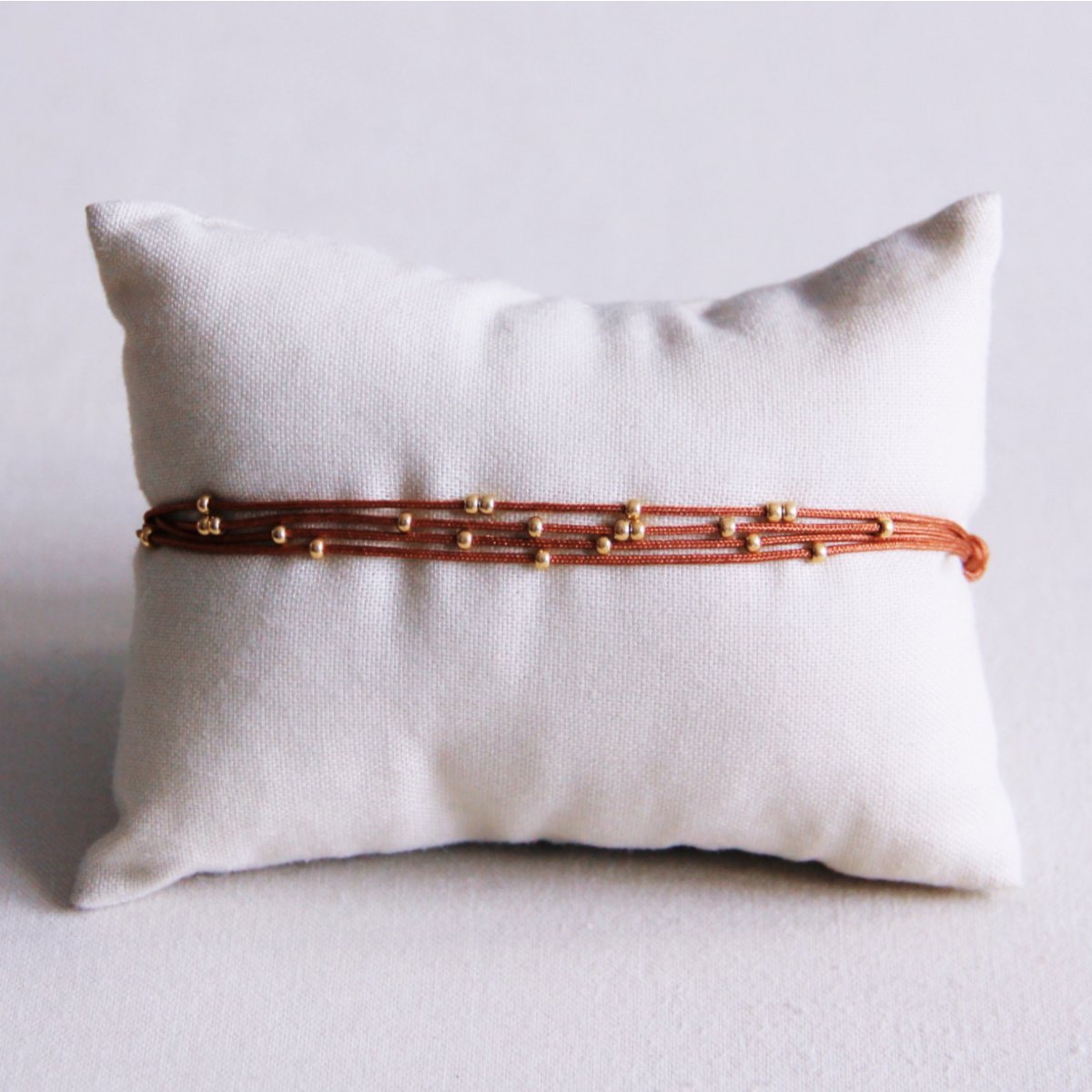 Viervoudige satijnen armband met kralen - cognac - Afbeelding 3