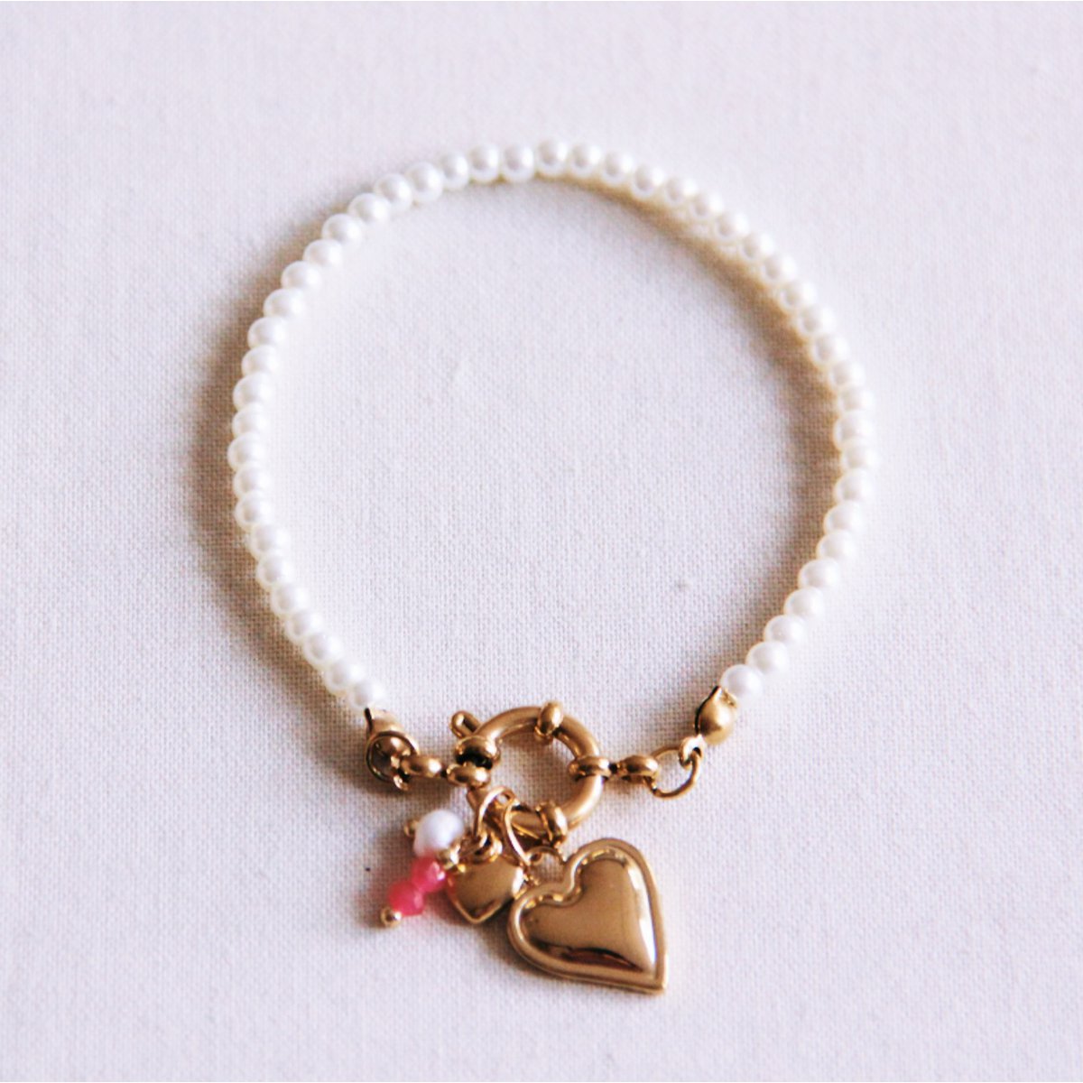 Parelarmband met harten, facet en parel