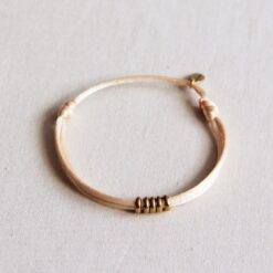 SS102 - Satijnen armband met ringen β zandkleurig / goud