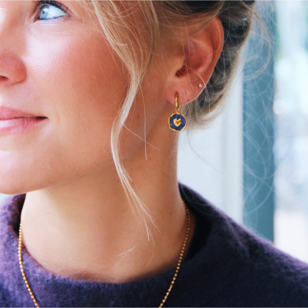 RVS oorringen met rond hart bedel - paars/goud - Afbeelding 2