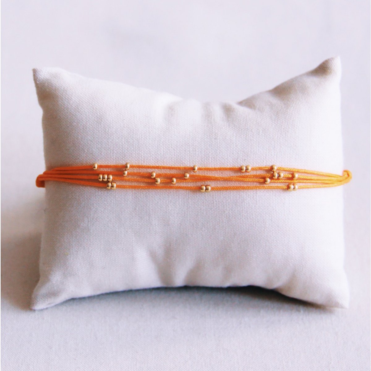 Viervoudige satijnen armband met kralen - oranje - Afbeelding 3
