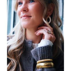 Alternative view of Brede oorbel met ovale facet hanger – parels