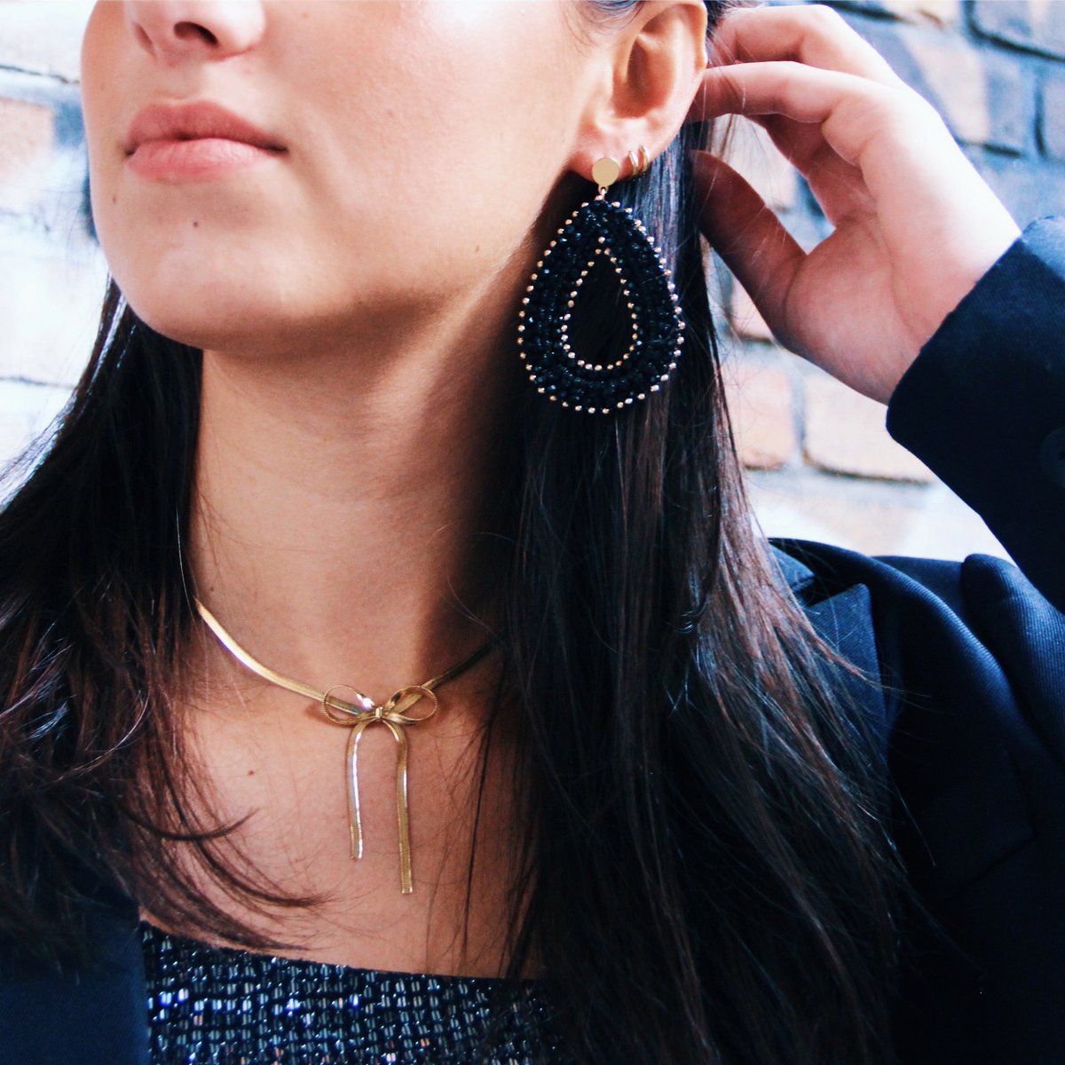 Statement earring woven facet drop - black - Afbeelding 2