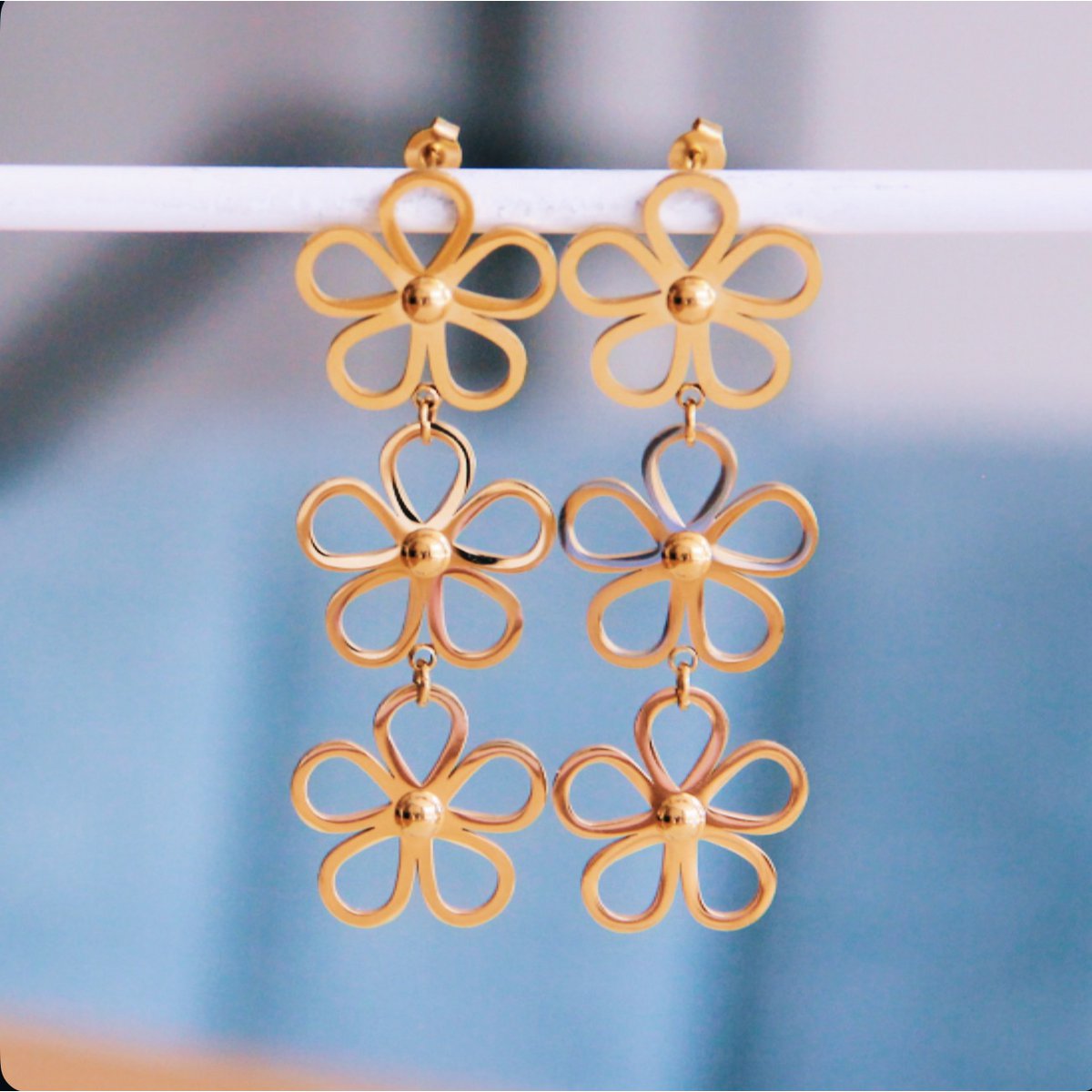 Roestvrijstalen verklaring oorbellen met 3 open bloemen