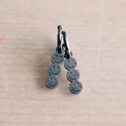 Alternative view of Roestvrijstalen oorringen met 3 smileys – zilver