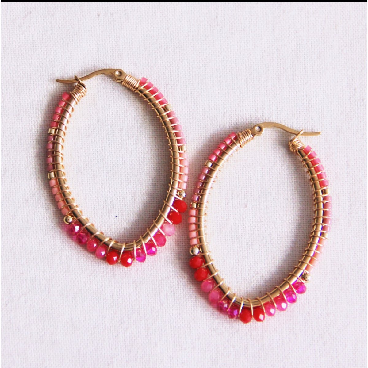 Ovale hoepel oorbellen met facetten en miyukis - rood/roze