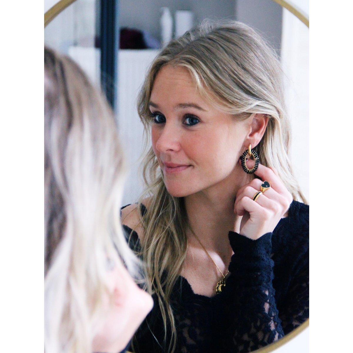 Brede oorbel met ovale facet hanger – zwart - Afbeelding 3