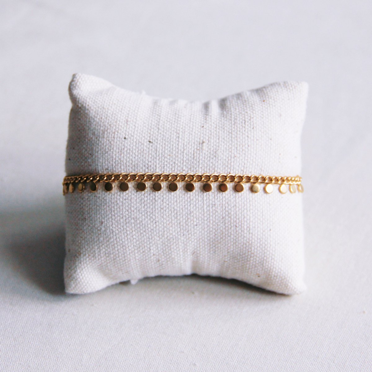 SA832: Stalen schakelarmband met muntjes - goud - Afbeelding 2