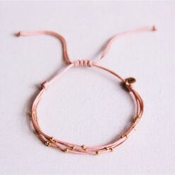 Viervoudige satijnen armband met kralen - oud roze