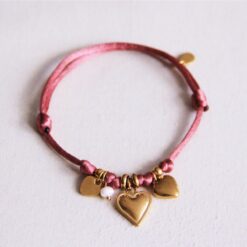 Satijnen bedelarmband met harten en kleine parel - stoffig roze