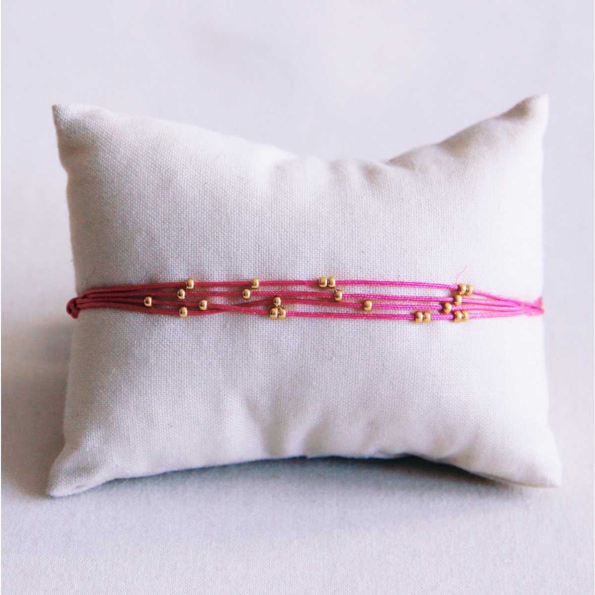 Viervoudige satijnen armband met kralen - fuchsia - Afbeelding 3