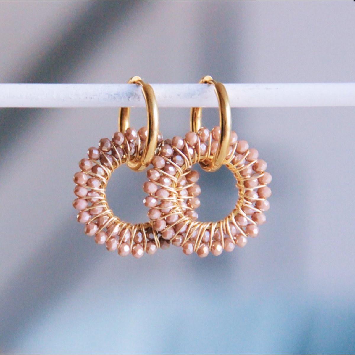 Oorrel met ronde gefacetteerde hanger - mokka