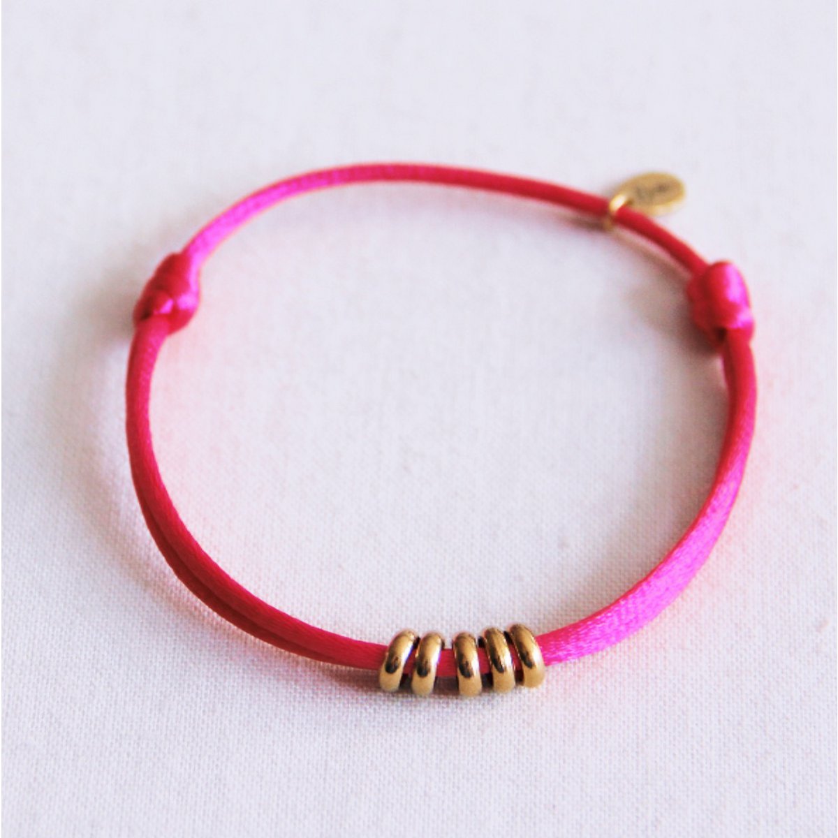 Satijnen armband met ringen - Fuchsia/Gold