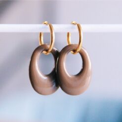 Oorring met harsdruppel - mokka