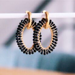 Brede oorbel met ovale facet hanger β zwart
