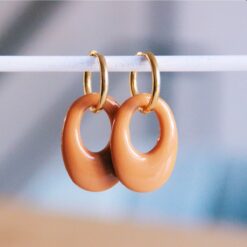 Oorring met harsdruppel - cognac