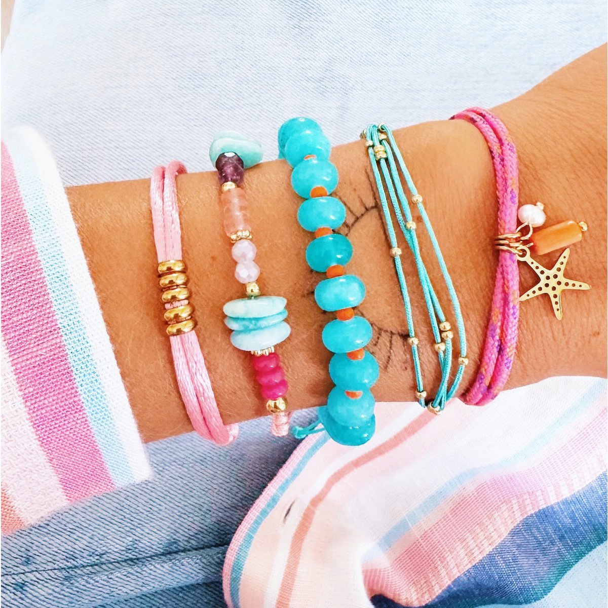 Satijnen armband met edelstenen, chips en goudkleurige details - lichtroze/mint - Afbeelding 3