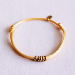 Satijnen armband met ringen β geel/goud