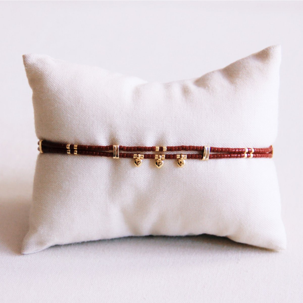 Dubbele Miyuki -armband met 3 mini -harten - donkerbruin