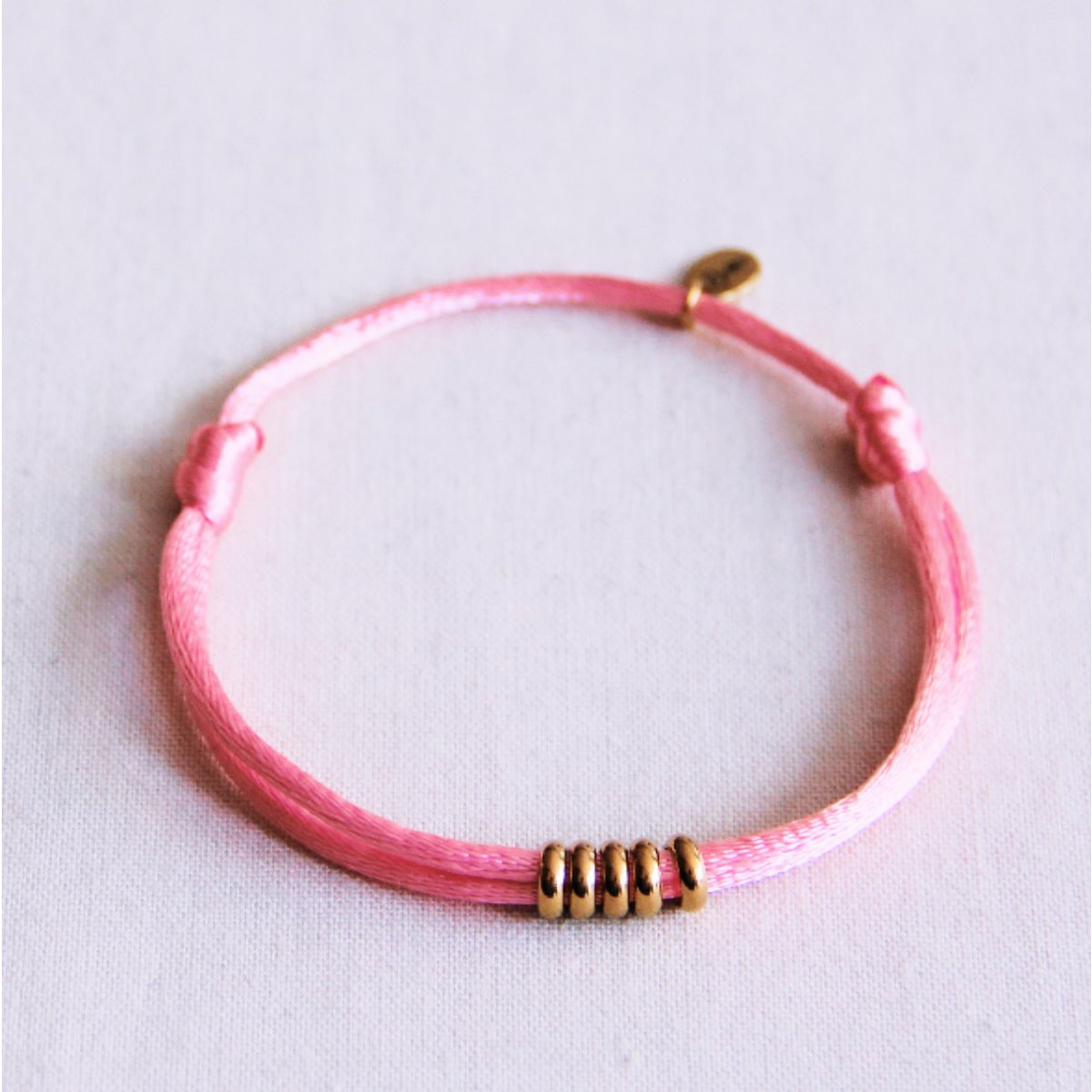 Satijnen armband met ringen – roze/goud