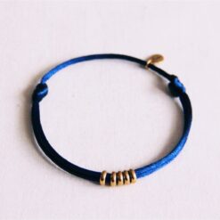 Satijnen armband met ringen β donkerblauw/goud