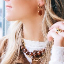 Alternative view of Brede ring met ovale harsbedel - kameel