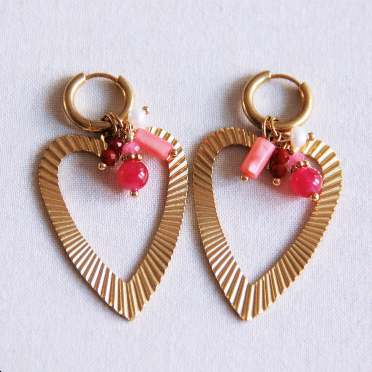 Oorrel met een cluster van edelstenen en een open hart - roze mix