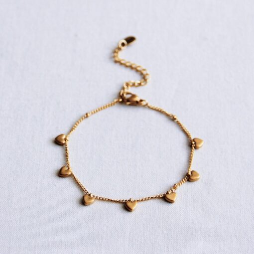 SA853: Bedelarmband met mini hartjes – goud