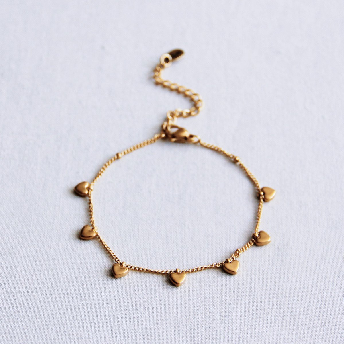 SA853: Bedelarmband met mini hartjes – goud
