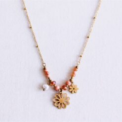 Fijne ketting met facetten, parel en bloemencharme - naakt