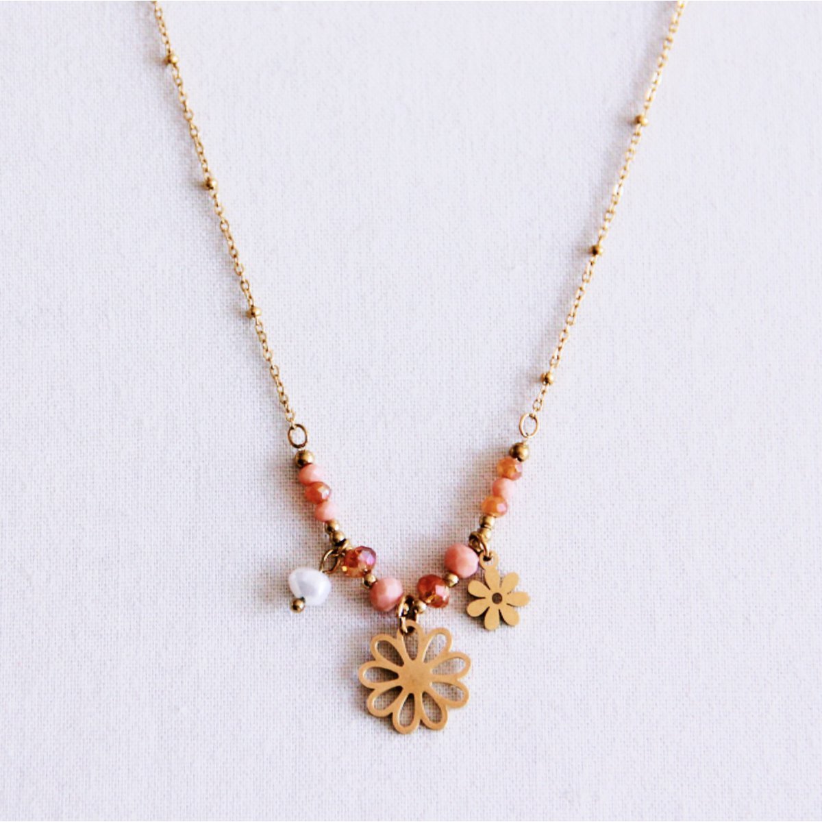 Fijne ketting met facetten, parel en bloemencharme - naakt