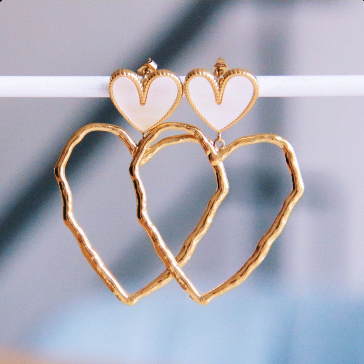 Statement oorbel met parelmoer en open hart