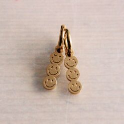 Alternative view of Roestvrijstalen oorringen met 3 smileys β goud