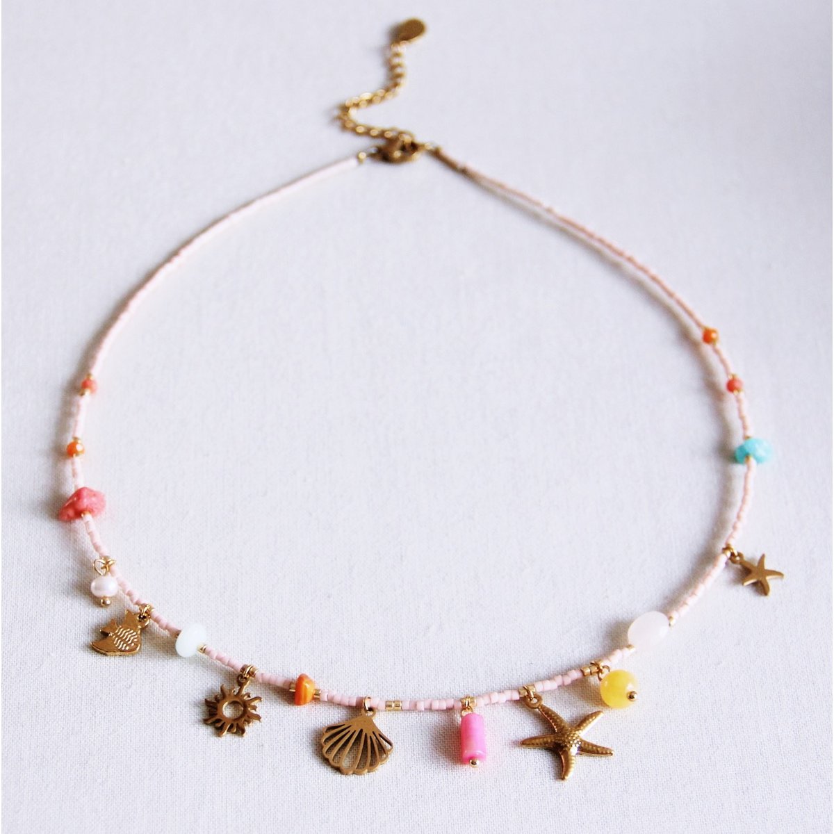 Kralen ketting met strand charmes en edelstenen - naakt