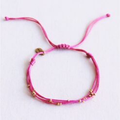 Viervoudige satijnen armband met kralen - fuchsia