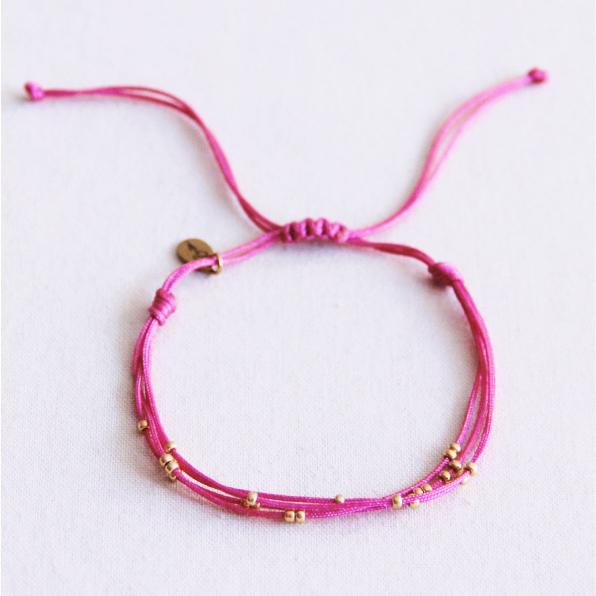 Viervoudige satijnen armband met kralen - fuchsia