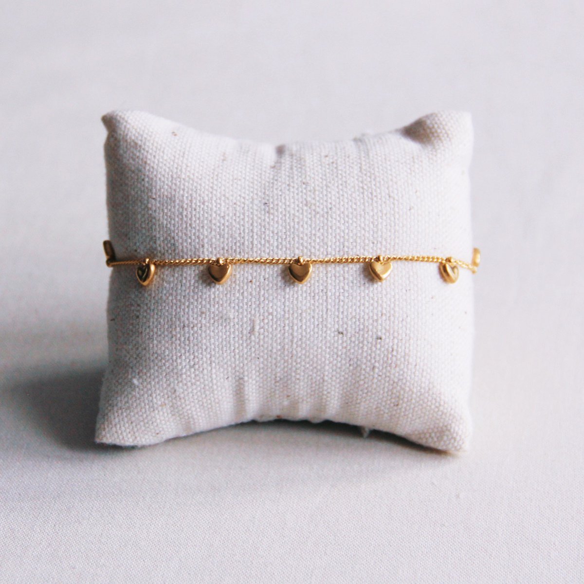 SA853: Bedelarmband met mini hartjes – goud - Afbeelding 2