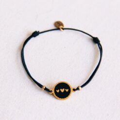 Elastiek armbandje met 3 hartjes bedeltjes - zwart/goud