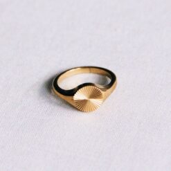 Roestvrijstalen ring met gedecoreerde print - goud