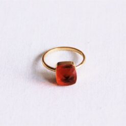 Ring met vierkante kristalsteen - rood