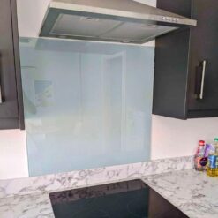 Alternative view of keuken achterwand gehard glas – 4 schroefknoppen en polygeslepen randafwerking