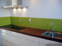 keuken achterwand gehard glas – 4 schroefknoppen en polygeslepen randafwerking